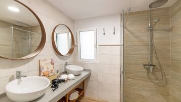 Shower, hair dryer, towels