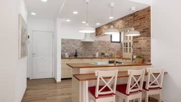 Een koelkast, een magnetron, een oven, een kookplaat