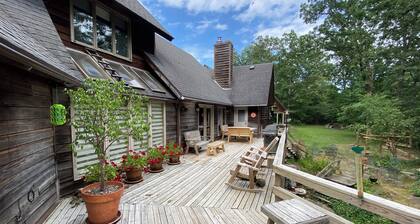 Spacious 6-bedroom house on 25 acres in the Ozarks w/ hot tub and private trail!