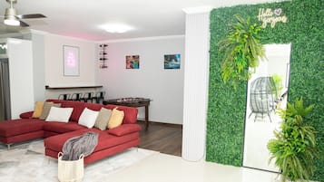 Smart TV, futbolito, libros y biblioteca musical