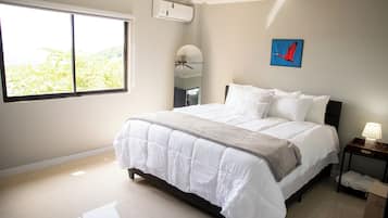 2 makuuhuonetta, työpöytä, silitysrauta/-lauta, vauvan matkasänky