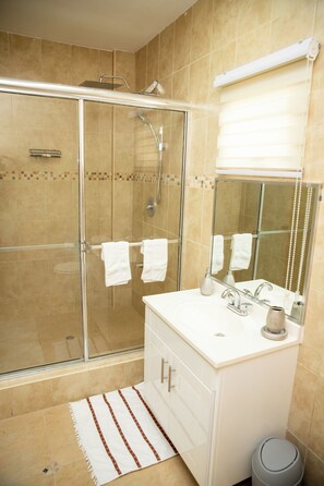 シャワー、ヘアドライヤー、タオル、石鹸