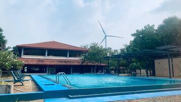 6 indoor pools, outdoor pool