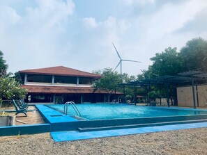 6 εσωτερικές πισίνες, εξωτερική πισίνα