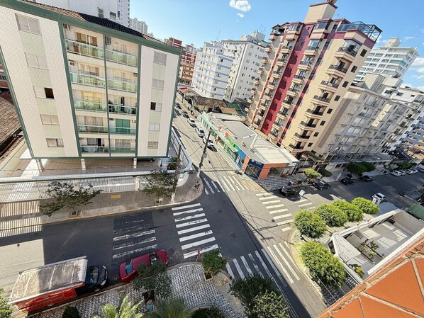 A multi-story building with a modern design, featuring large windows and a flat roof. - Pé na Areia Praia do Canto do Forte IV (Praia Grande)