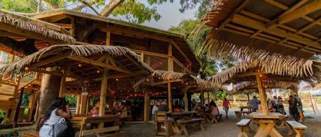 تناول الطعام بالخارج