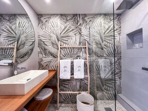 Een douche, handdoeken