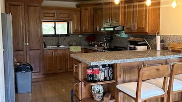 Een koelkast, een oven, een koffiezetapparaat/waterkoker