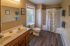Shower, hair dryer, towels, soap - Okemo mountain house with private hot tub (Ludlow)