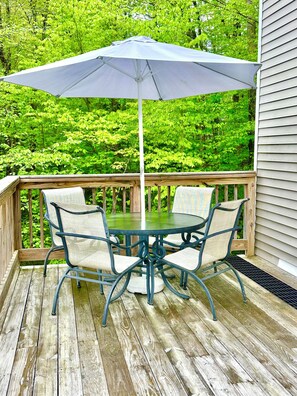 Outdoor dining - Okemo mountain house with private hot tub (Ludlow)