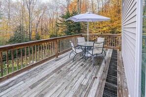 Outdoor dining - Okemo mountain house with private hot tub (Ludlow)