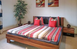 2 bedrooms, travel crib, free WiFi, bed sheets