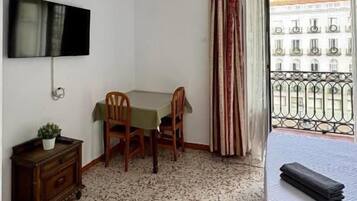 Premium driepersoonskamer, en-suite badkamer, uitzicht op de stad | Gratis wifi, beddengoed