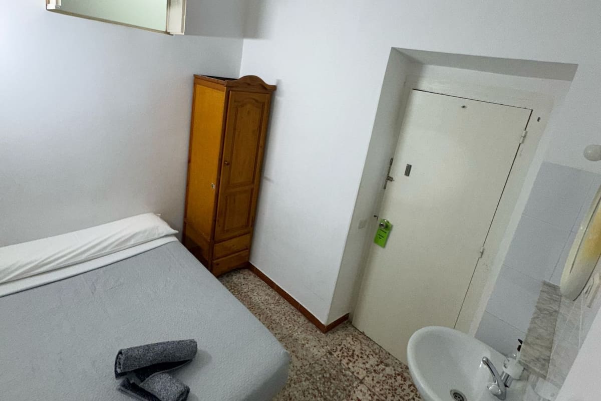 Basic Single Room, Shared Bathroom | Free WiFi, bed sheets