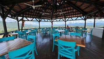 Khu ẩm thực ngoài trời