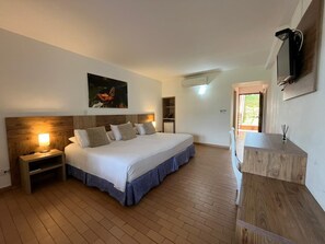 Minibar, una cassaforte in camera, una scrivania, ferro/asse da stiro