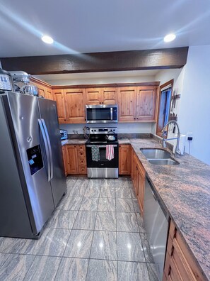 Fridge, microwave, oven, stovetop - 3B/3Ba modern house in Avon, Central AC!! 10 min drive to Beaver Creek & Vail! (Avon)
