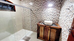 Douche, sèche-cheveux, serviettes fournies, papier toilette