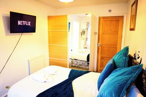 6 quartos, ferros/tábuas de passar roupa, Wi-Fi, roupa de cama