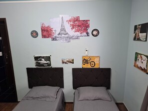 1 habitación, escritorio, tabla de planchar con plancha y wifi