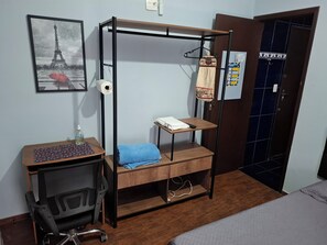 1 habitación, escritorio, tabla de planchar con plancha y wifi