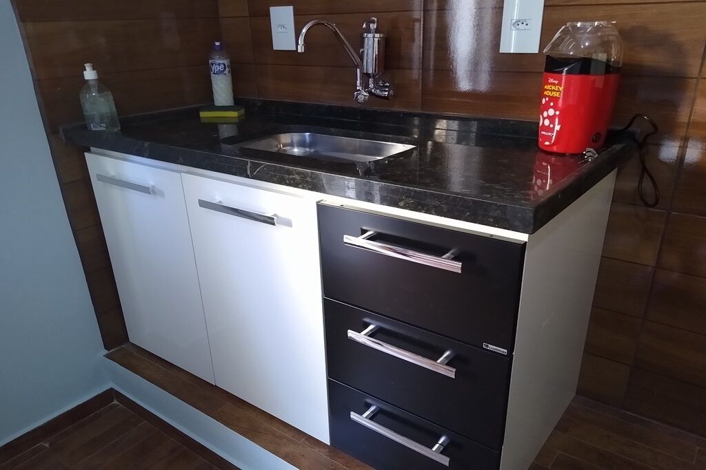 Refrigerador, microondas, licuadora y utensilios de cocina 