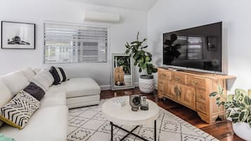 Deluxe House, Mountain View | Living room | 65-inch Smart TV with cable channels