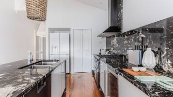 Deluxe House, Mountain View | Private kitchen | Electric kettle, toaster