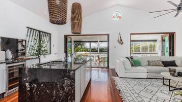 Deluxe House, Mountain View | Private kitchen | Electric kettle, toaster