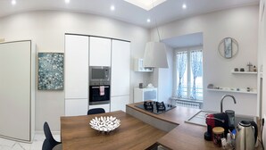 Deluxe Condo, City View | Private kitchen - Dielle Suite (Rome)