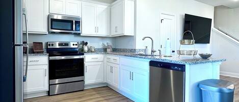 Réfrigérateur, four à micro-ondes, un four, surface de cuisson