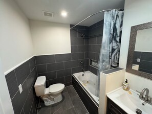 Douche, sèche-cheveux, serviettes fournies, savon