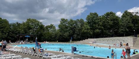 Lämmitetty uima-allas