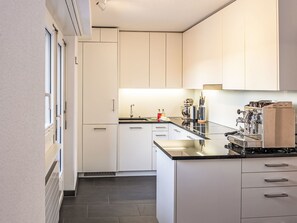 Frigorifero, forno, lavastoviglie, pentole/stoviglie/utensili