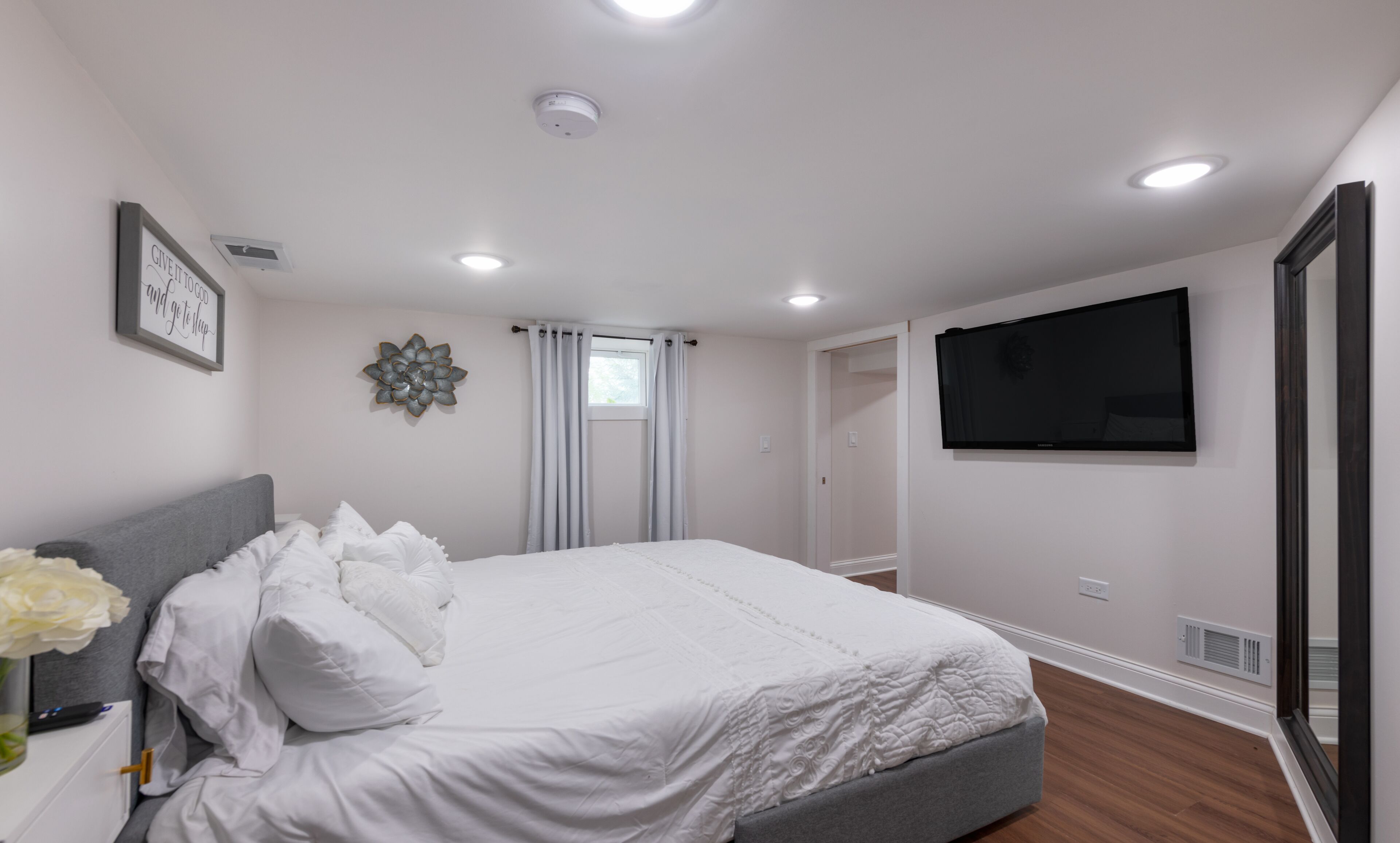 Iron/ironing board, WiFi, bed sheets