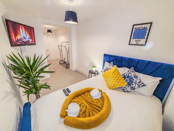 4 bedrooms, iron/ironing board, WiFi, bed sheets