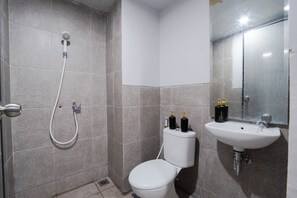 Deluxe-Studio, Balkon, Stadtblick | Badezimmer | Dusche, Handtücher, Seife