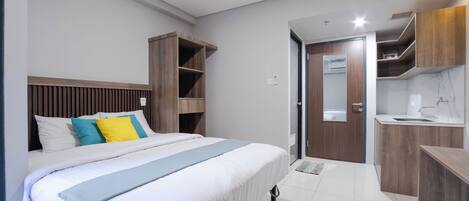Deluxe Studio, Balcony, City View | Desk, laptop workspace