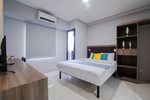 Desk, laptop workspace, soundproofing - Apartemen Riverdale Cikarang By Abdihome (Cikarang)