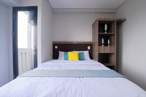 Desk, laptop workspace, soundproofing - Apartemen Riverdale Cikarang By Abdihome (Cikarang)