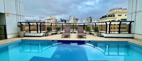 Una piscina al aire libre