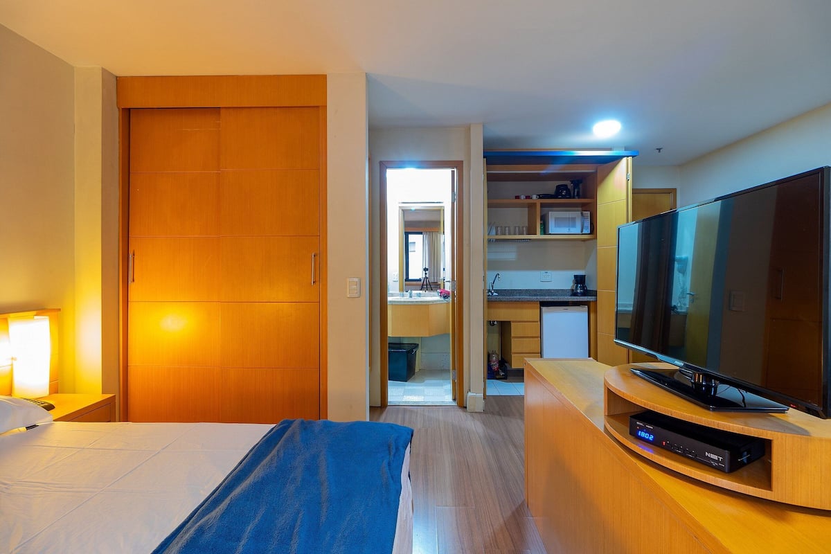 شقة بتجهيزات أساسية | 1 غرفة نوم ومكتب ومساحة عمل للكمبيوتر المحمول وستائر تعتيم