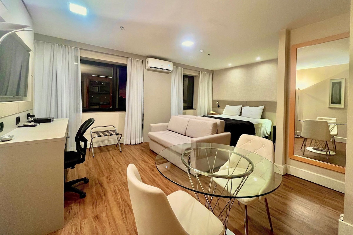 Apartamento exclusivo | Escritorio, espacio para trabajar con un portátil, cortinas opacas