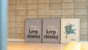 Three framed signs with motivational phrases against a textured wall. - Geoje Inbito Pension (Geoje)