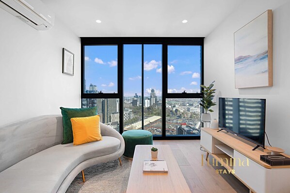 Apartamento, 1 habitación | Zona de estar | Una televisión de pantalla plana, una mesa de tenis de mesa