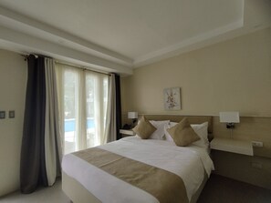 Habitación Deluxe, vistas a la piscina | Escritorio, espacio para trabajar con un portátil, wifi gratis