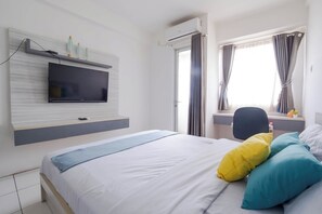 Estúdio luxo, sacada, vista para a cidade | 1 quarto, escrivaninha, espaço de trabalho para notebook