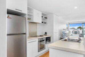 Réfrigérateur, four à micro-ondes, un four, surface de cuisson