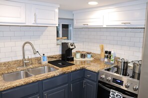 Private kitchen - Cozy 1-bedroom studio with WiFi, AC in charming Union (Union)