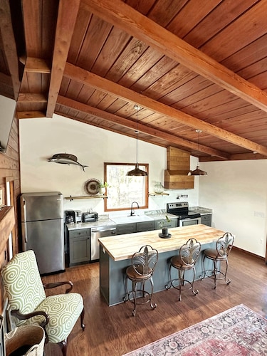 Cozy 2-Bedroom River Front Cabin in Columbus, MS